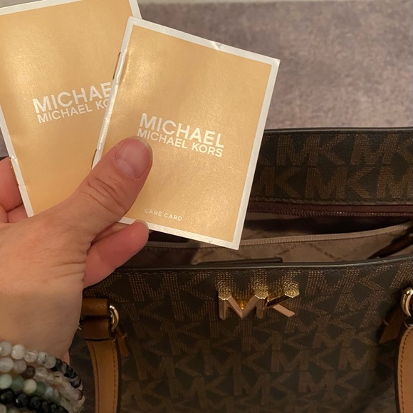 Brand New without tags Michael Michael Kors
SYLVIA SIGNATURE MEDIUM TOTE - Picture 14 of 14